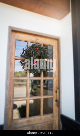 Ghirlanda di Natale sulla porta shop Foto Stock