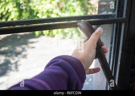 Mano sul vecchio sportello in acciaio hander Foto Stock