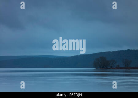 Esposizione lenta del Fiume Otselic in alto Lisle, New York, durante un tramonto, 3 dicembre 2018. Foto Stock