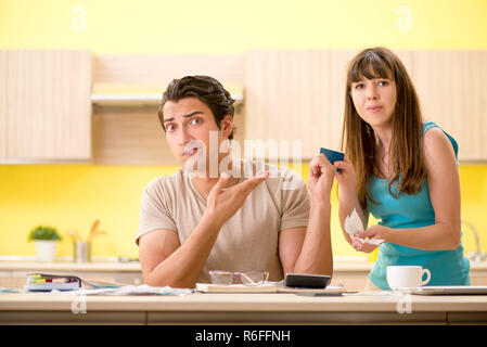 Famiglia giovane lottando con personal finance Foto Stock