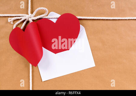 Valentine card o tag regalo, marrone confezione di carta Pacco, spazio di copia Foto Stock