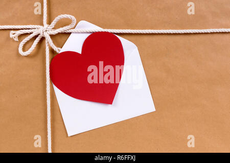 Valentine card o tag regalo, marrone confezione di carta o pacco, spazio di copia Foto Stock