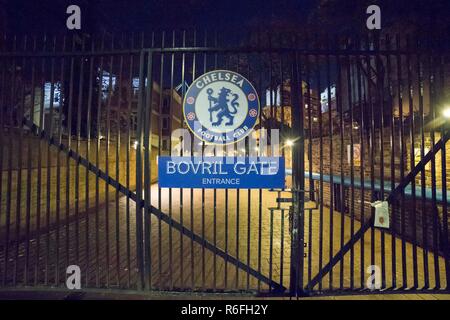 Il Bovril gate vista a Stamford Bridge Stadium casa del Chelsea FC nella zona sud-ovest di Londra, Inghilterra, Regno Unito. È comunemente noto come il ponte fu costruito una prima volta nel 1876. Foto Stock