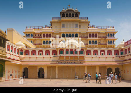 Chandra Mahal visto da Pitam Niwas Chowk, Jaipur City Palace, Rajasthan, India Foto Stock
