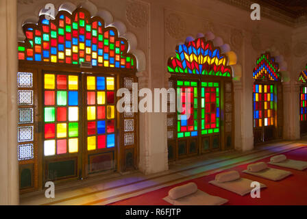 Colorate in vetro colorato del Maharaja della Sala del Trono, Forte Mehrangarh Jodhpur Rajasthan in India Foto Stock