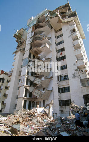 I danni del terremoto caduti scala edificio ahmedabad gujarat india Foto Stock