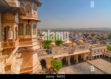 Vista di Udaipur città dal Palazzo di Città, Udaipur, Rajasthan, India Foto Stock