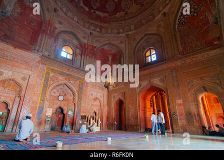 Interno della Jama Masjid (Moschea del Venerdì), Jami Masjid, è un monastero del XVII secolo moschea nel sito del Patrimonio Mondiale di Fatehpur Sikri in India Foto Stock