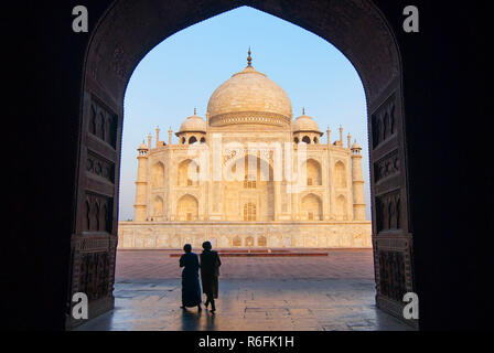 Taj Mahal visualizza in nero Arch Silhouette dalla moschea di Agra, Uttar Pradesh, India Foto Stock