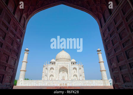 Taj Mahal visualizza in nero Arch Silhouette dalla moschea di Agra, Uttar Pradesh, India Foto Stock