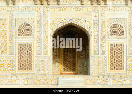 Il vano della porta e schermo di Windows dell'ornato di marmo bianco tomba Mughal (Itmad-Ud-Daulah'S) noto anche come Baby Taj Mahal di Agra, India Foto Stock