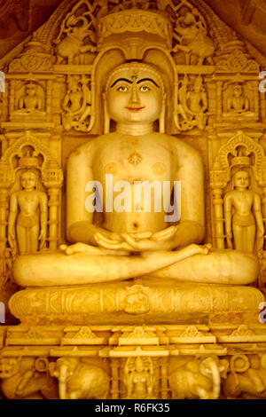 Tempio jain signore mahavir marmo bianco idolo di pietra jaisalmer Rajasthan in India Foto Stock