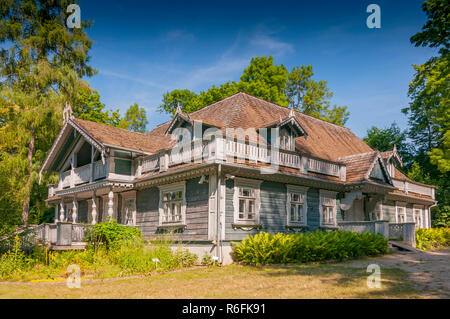 Residenza storica situata nel Parco del palazzo risalente al 1845, il più antico edificio nella città di Bialowieza, Polonia Foto Stock