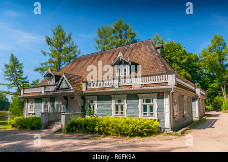 Residenza storica situata nel Parco del palazzo risalente al 1845, il più antico edificio nella città di Bialowieza, Polonia Foto Stock