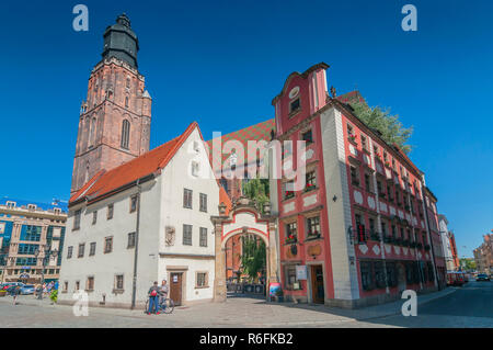 Jas e Malgosia (Johnny e Maria) case in miniatura e Santa Elisabetta Chiesa di Wroclaw, Slesia, Polonia Foto Stock