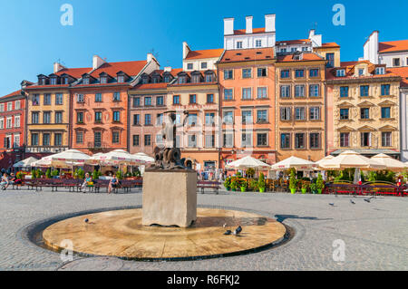 La statua della Sirenetta nel centro di Varsavia e la Città Vecchia di Varsavia, Polonia Foto Stock