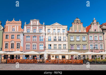 Case, Alberghi, ristoranti e caffetterie in Piazza della Città Vecchia, Stary Rynek, nella città polacca di Poznan, Polonia Foto Stock