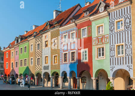 Fila di facciata colorata di case a Poznan Old Market Square, Polonia Foto Stock