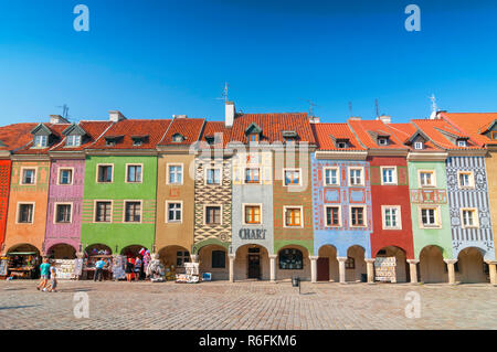 Fila di facciata colorata di case a Poznan Old Market Square, Polonia Foto Stock