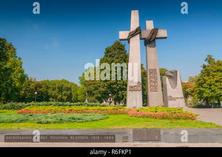 Twin croci del monumento a Poznan sollevazione di giugno 1956 commemorare le proteste contro il regime comunista del sistema politico, Polonia Foto Stock