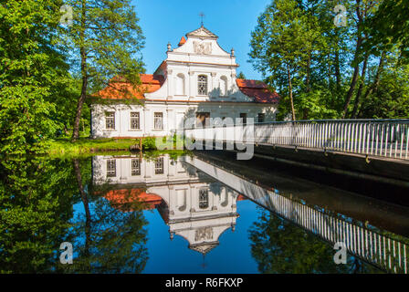 Palazzo e Chiesa chiamato Palazzo sull'acqua in Zwierzyniec, Polonia Foto Stock