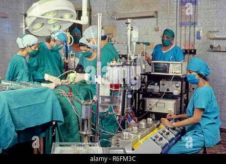 medici che operano in ospedale, india, asia Foto Stock