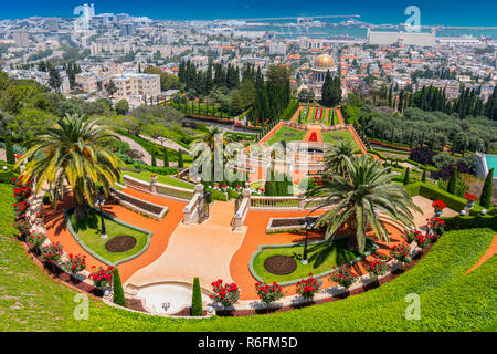 Vista sui giardini Bahai e la porta in background di Haifa, Israele, Medio Oriente Foto Stock