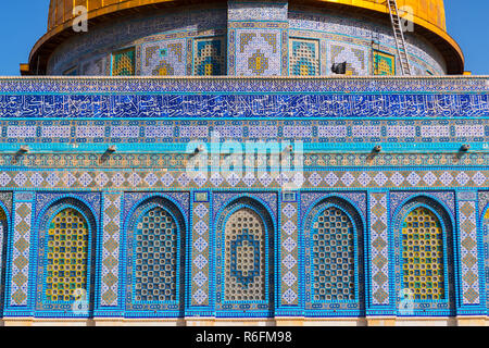 I dettagli dell'architettura della facciata della Cupola della Roccia Moschea, presso il Monte del Tempio di Gerusalemme, Israele Foto Stock