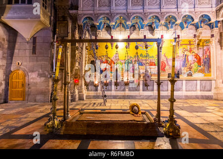 Pellegrino prega presso la pietra della unzione o la pietra della unzione, la Chiesa del Santo Sepolcro di Gerusalemme, Israele, Medio Oriente Foto Stock