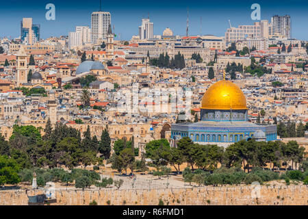 Vista della Città Vecchia di Gerusalemme con la Cupola della Roccia moschea, preso dal Monte degli Ulivi, Gerusalemme, Israele Foto Stock