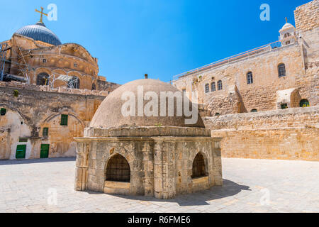 La cupola al centro del tetto della chiesa del Santo Sepolcro, ammette luce a St Helena la cripta e cupola monastero etiope in Gerusalemme, Isr Foto Stock