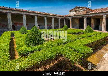 Il peristilio (giardino) della Casa Del Menandro (House of Menander) una casa a Pompei Italia Foto Stock
