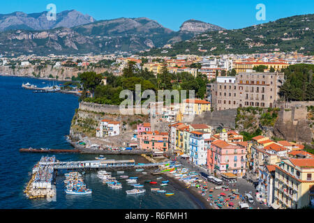 Vista su Marina Grande e la baia di Napoli a Sorrento, Riviera Napoletana, Italia Foto Stock