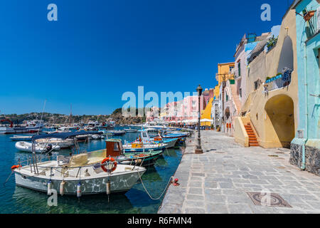 Barche da pesca nel porto di Marina di Corricella, Isola di Procida, il Golfo di Napoli, Italia Foto Stock