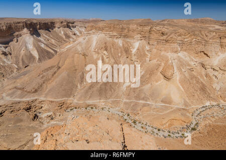 Vista del terreno circostante e il Mar Morto da Masada, antica fortezza ebraica nel deserto di Israele Foto Stock