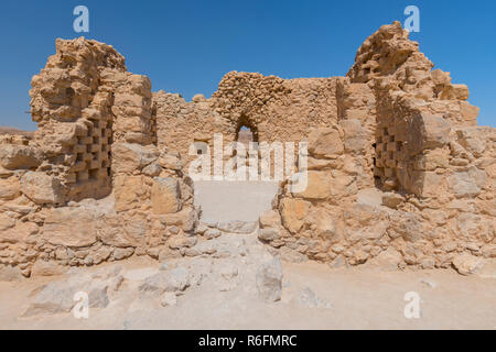 Masada i resti di una antica fortezza sul bordo orientale del Deserto della Giudea, Israele Foto Stock