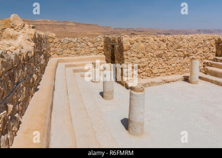 L'antica sinagoga di Masada Sito Archeologico sul bordo orientale del Deserto della Giudea in Israele Foto Stock