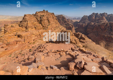 Vista di arenaria formazioni di roccia che domina la valle della città di roccia di Petra, Giordania Foto Stock