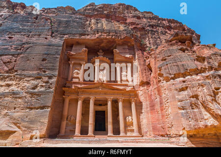 Il tesoro del faraone edifici scolpiti nella roccia di Petra in Giordania Foto Stock