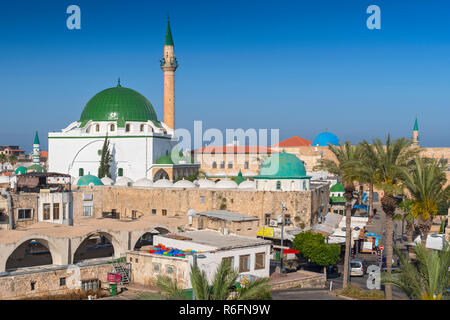 Scena di strada e la Al Jazzar moschea nella città vecchia di Akko (ACRE), Israele Foto Stock