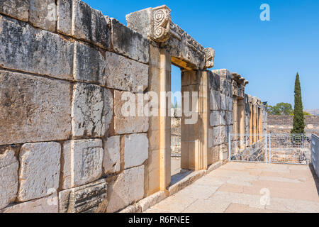 Rovine dell antica sinagoga bianco in cui Gesù Cristo predicato in Capernaum biblica, Israele Foto Stock