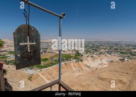 La piastra di ferro con la croce e il panorama della valle di Gerico dal monastero greco-ortodossa di San Giorgio sul Monte della tentazione, Gerico, West Bank, Foto Stock