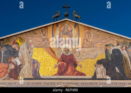 Facciata e il mosaico nella parte superiore della chiesa di tutte le nazioni o Basilica dell Agonia, Gerusalemme, Israele Foto Stock