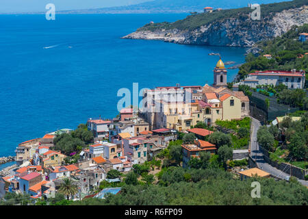 Vista di Massa Lubrense e la Cattedrale, la Chiesa di Maria Ss della Lobra, Punta Lagno Regione, Penisola Sorrentina, Italia Foto Stock