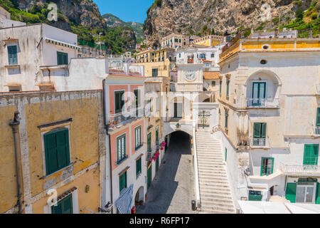 Chiesa di San Salvatore de' Birecto e di edifici storici di Atrani sulla Costiera Amalfitana, Italia Foto Stock