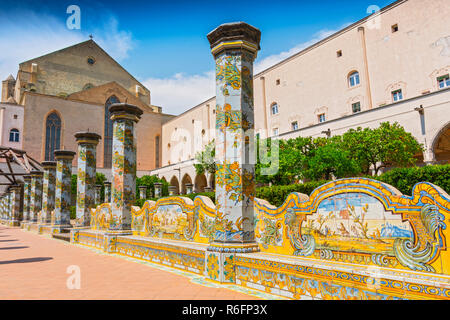 Sunny chiostro delle Clarisse decorate con piastrelle di maiolica dal monastero di Santa Chiara a Napoli, Italia Foto Stock