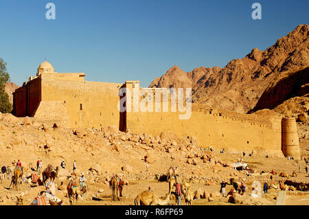 Saint Catherine monastero (Monastero Sacra del God-Trodden Mount Sinai) alla bocca di una gola ai piedi del monte Sinai, nella città di San Foto Stock