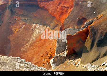 Vista dal bordo del cratere rosso sul Tongariro Alpine Crossing, Nuova Zelanda Foto Stock