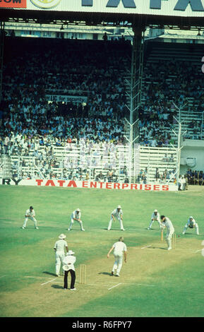 Leva bowling a Roger Binny in India v/s Inghilterra partita di cricket a Brabourne Stadium nel 1980 di Bombay in India Foto Stock