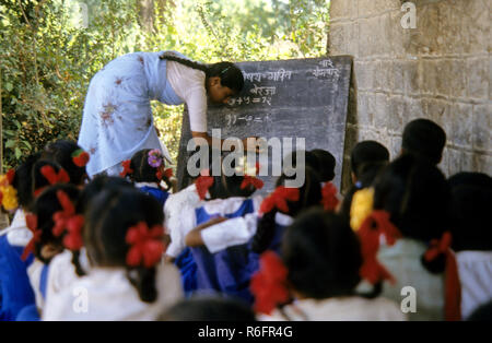 Figli che studiano nella scuola rurale, India Foto Stock